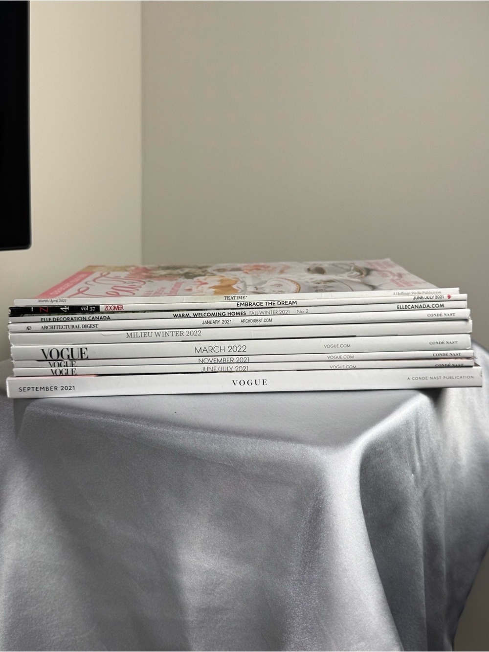 Vogue/ ELLE/ AD/ MILIEU/ Tea Time Neutral White Stack Coffee Table Books